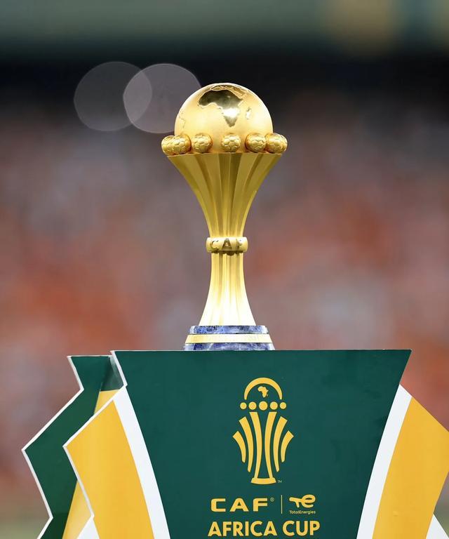 TA：勒沃库森的防守坚如磐石，曼城两侧防线存在巨大漏洞（TA：勒沃库森铁壁森严，曼城边路防线漏洞百出）