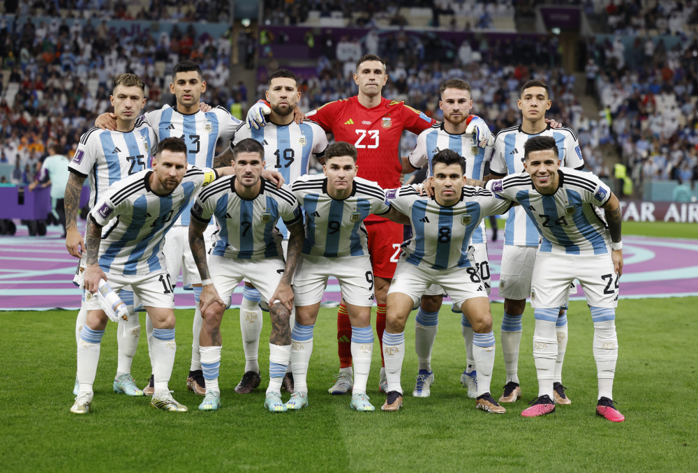 每体：卡萨多腹股沟有些刺痛，初步看来情况并不严重（每体：卡萨多腹股沟出现轻微刺痛，初步判断无大碍）