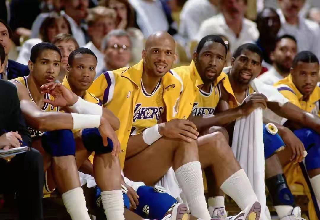 给你修修胡子，瓦科分享自己用剪刀剪克雷桑胡子的照片（瓦科晒照：亲自拿剪刀为克雷桑修胡子）