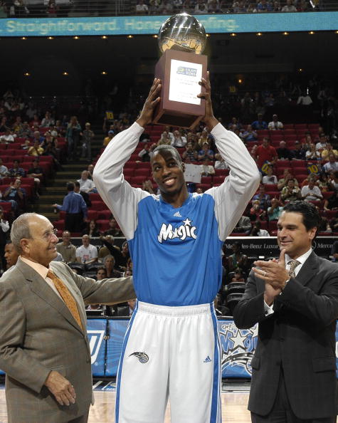 湖人浓眉哥篮下统治球队获胜（浓眉篮下制霸助湖人取胜）