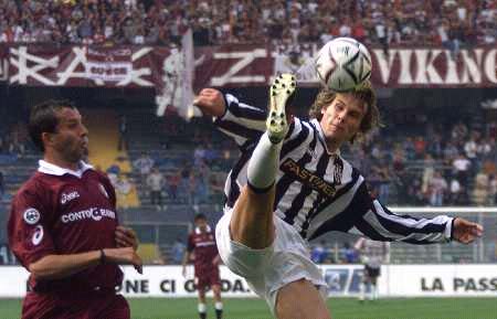 雷迪克谈社媒时代执教：球员活在评论里，保持稳定颇具挑战（雷迪克：社媒时代执教不易，球员沉浸评论致稳定更难）