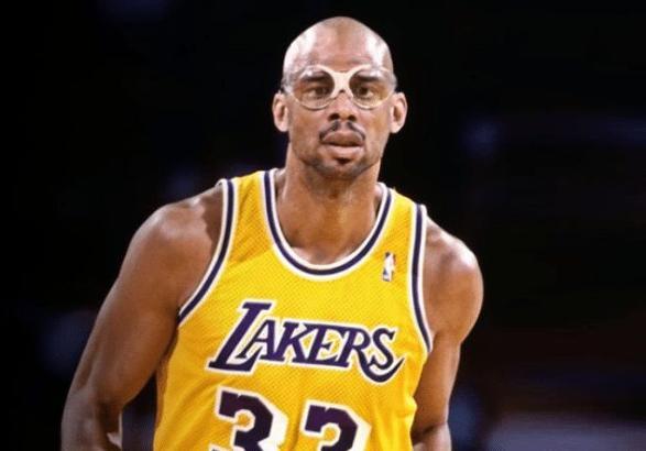 埃奇库姆成76人队史最年轻得分20+助攻5+且0失误球员（埃奇库姆成76人史上最年轻单场20+分5+助攻零失误球员）