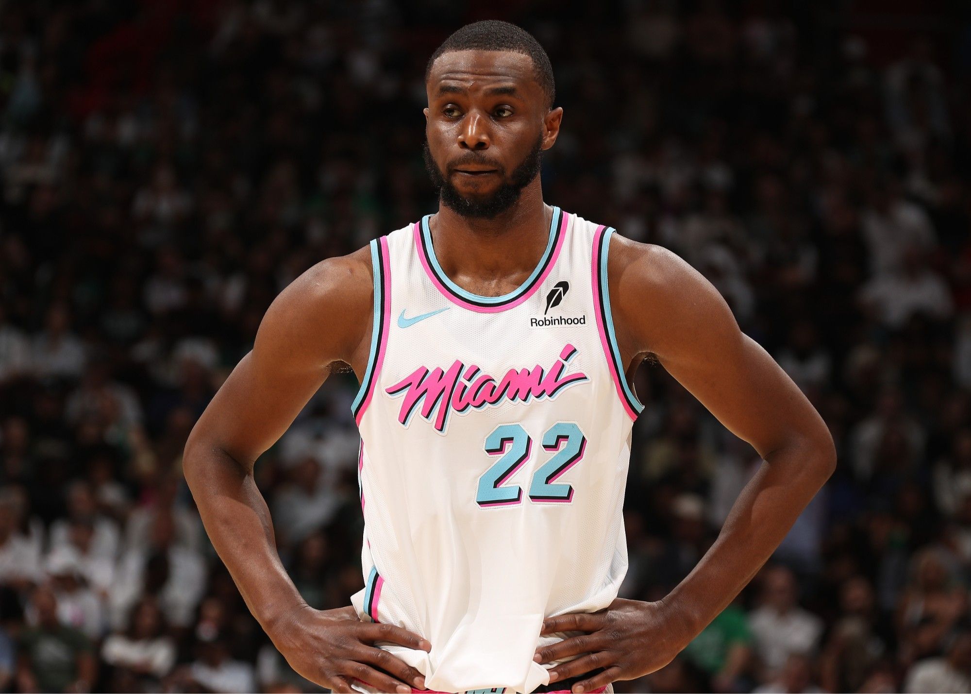 足球中超新赛季开幕在即，各队主场相继升级（中超新赛季将启幕，各队主场纷纷升级）