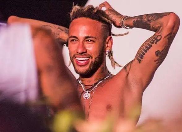 意媒：加斯佩里尼曾邀德罗西住他在热那亚的家，德罗西婉拒了（意媒：加斯佩里尼邀德罗西住热那亚住所，后者已婉拒）