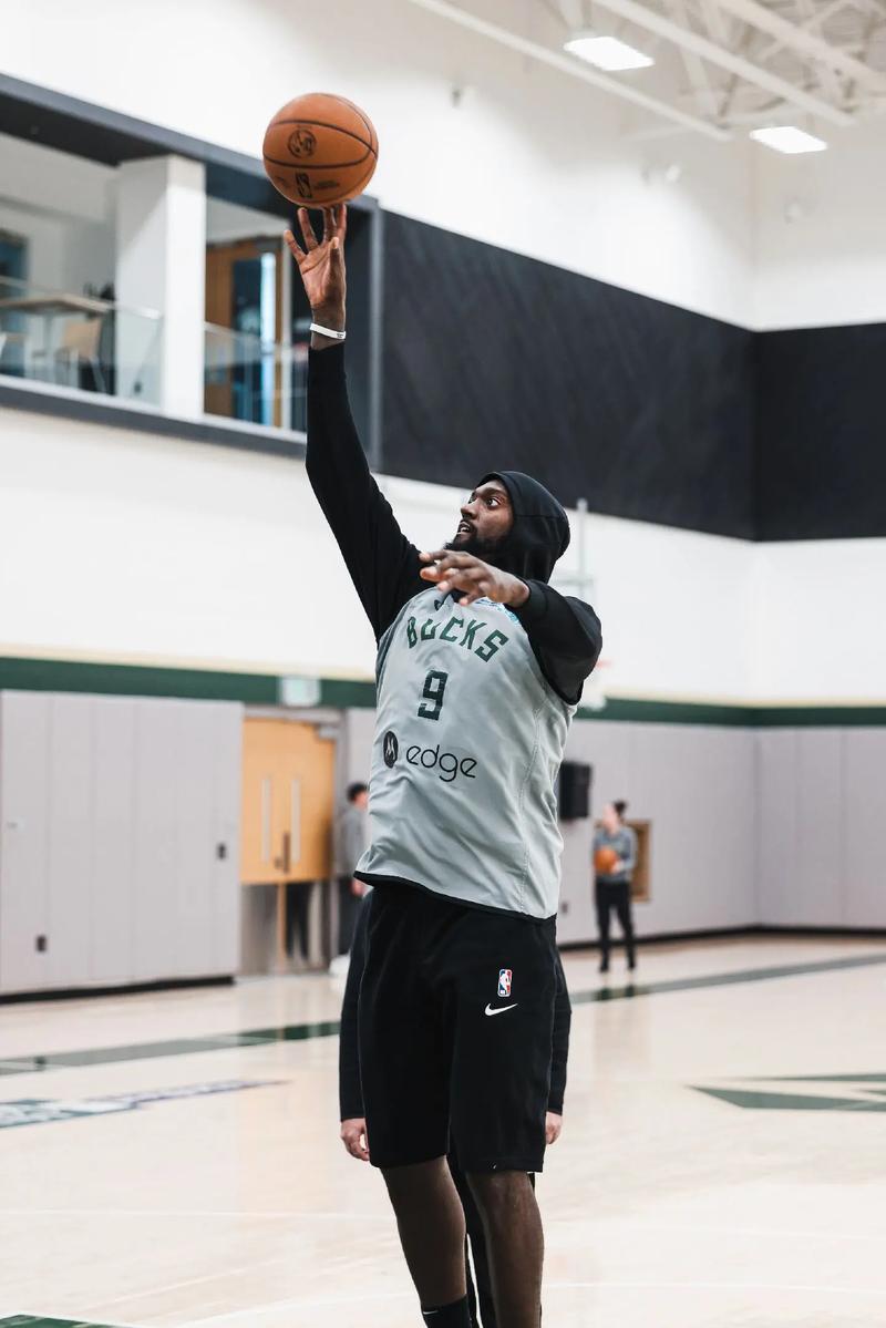 里维拉：10号位球员已经消失；莱奥非常出色应该让他安静踢球（里维拉：传统10号已成历史；莱奥天赋异禀，应让他安静踢球）