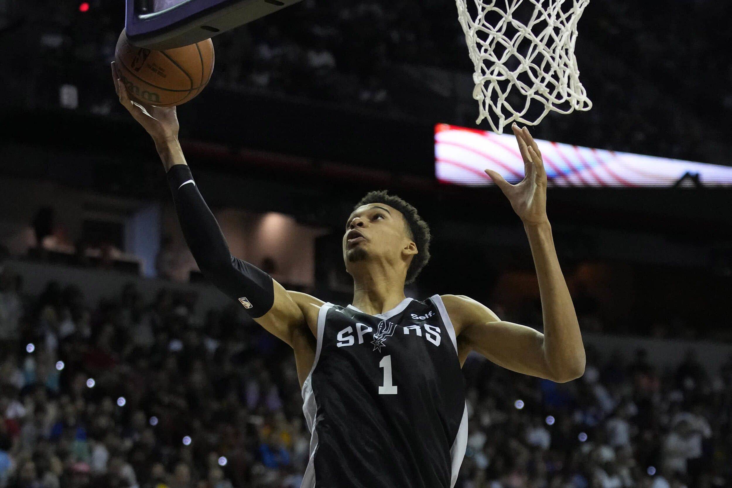 排面，泰州当地路牌上写着“苏超冠军城，泰州欢迎您”（泰州路牌打出“苏超冠军城，泰州欢迎您”，排面十足）