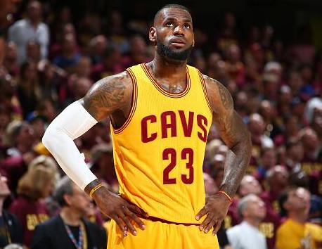 辛辛那提中场吉迪赛后与梅西交换球衣，双方握手并拥抱（赛后辛辛那提中场吉迪与梅西互换球衣，握手相拥致意）