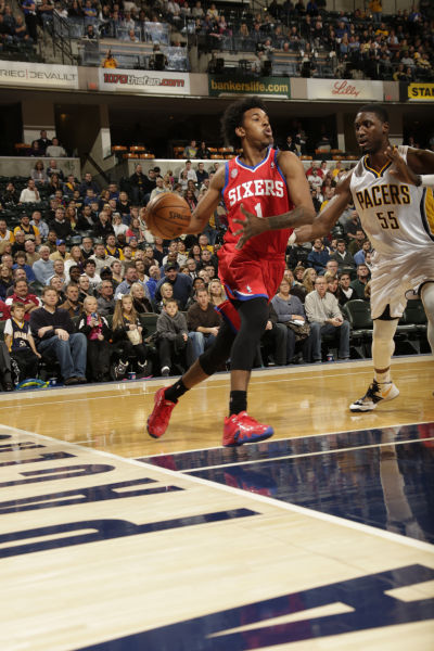 胡尔克完成职业生涯500球里程碑，球迷打出巨型TIFO致敬（胡尔克生涯500球达成，球迷以巨幅TIFO致敬）